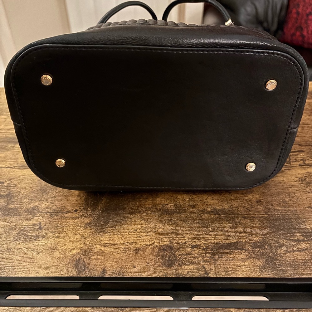 Henri Bendel Elegant Black Quilted leather Bucket Bag.  Excellent condition. - Picture 2 of 6